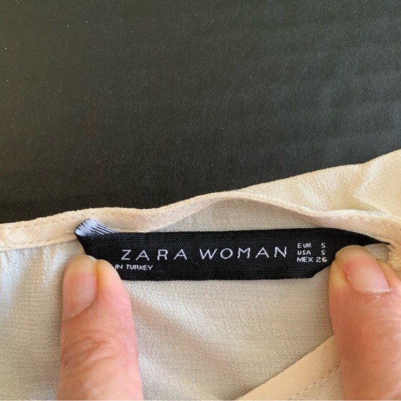 Zara Woman. Cream/beige, high/low top, with fringe on the hem. Sleeveles… - Picture 6 of 9